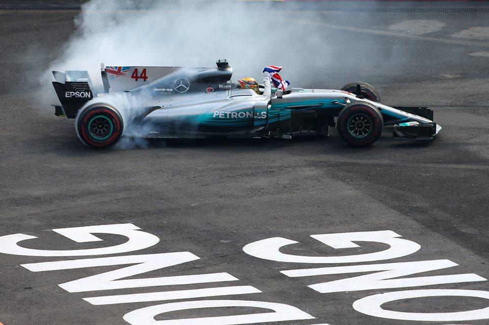 Verstappen Gana pero Hamilton se consagra Tetracampeón