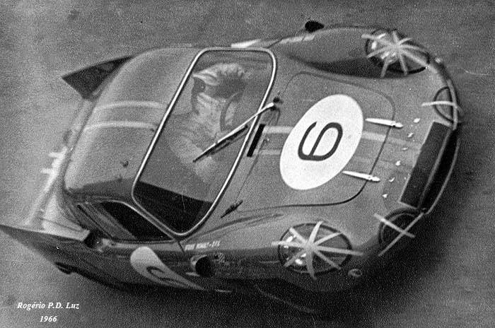 Mauro Bianchi a bordo de su Alpine Renault ganador del GP de Macao 1966