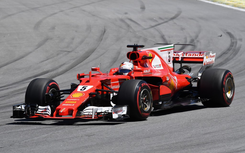 Vettel pasa a Bottas en la largada y gana el GP de Brasil.