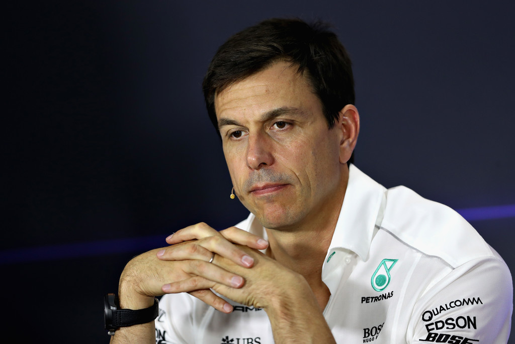 Mercedes considera tener un equipo B