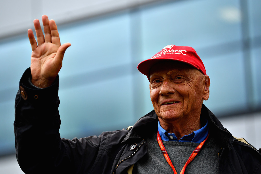 Homenaje a Lauda :Un minuto de silencio y pilotos con gorra roja