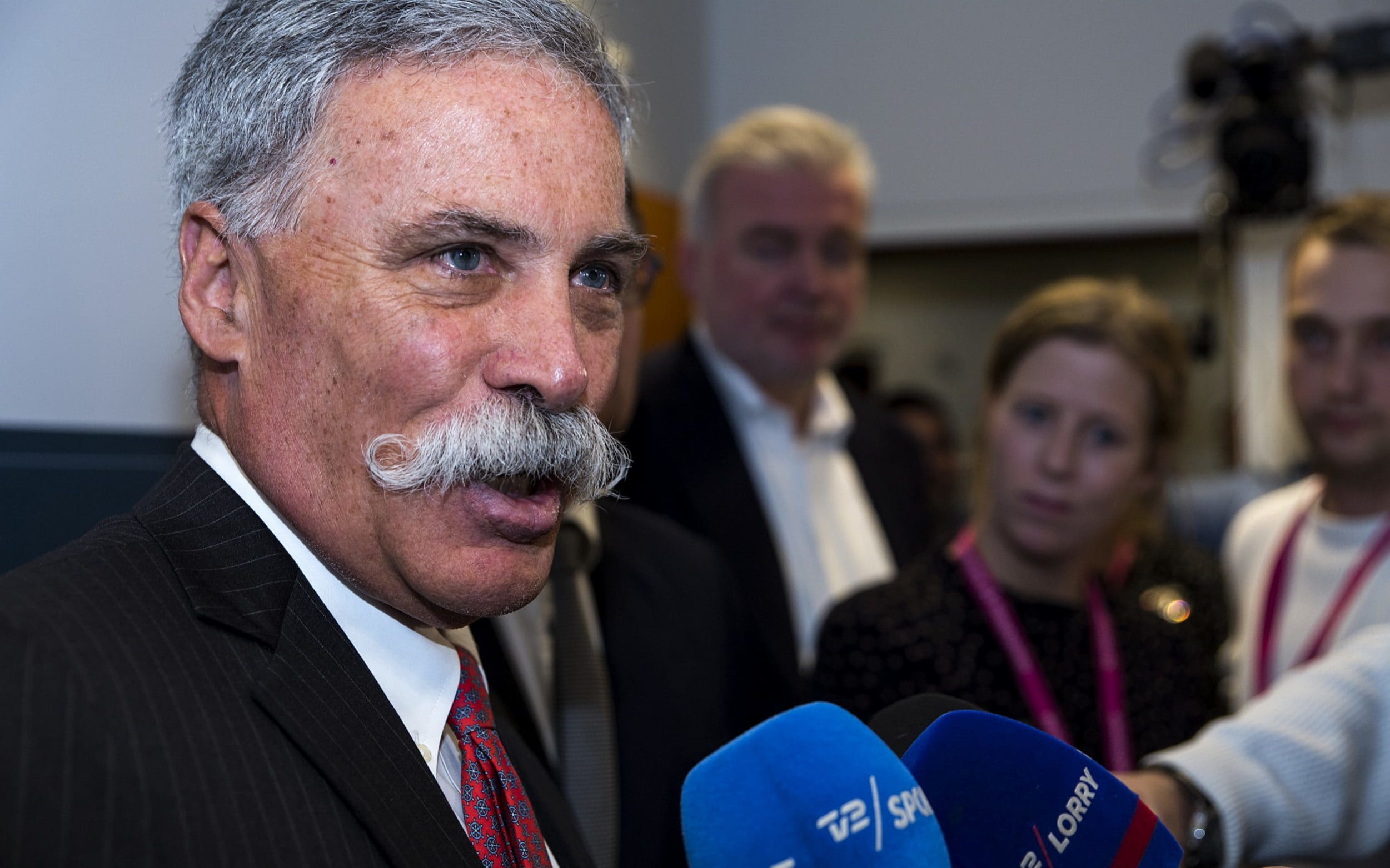 Chase Carey: “van a seguir habiendo chicas lindas en F1”