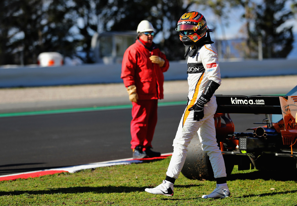 Alonso mantiene calma, dice que los problemas de McLaren son “normales de coches nuevos” y asegura: “No hay nada mal”
