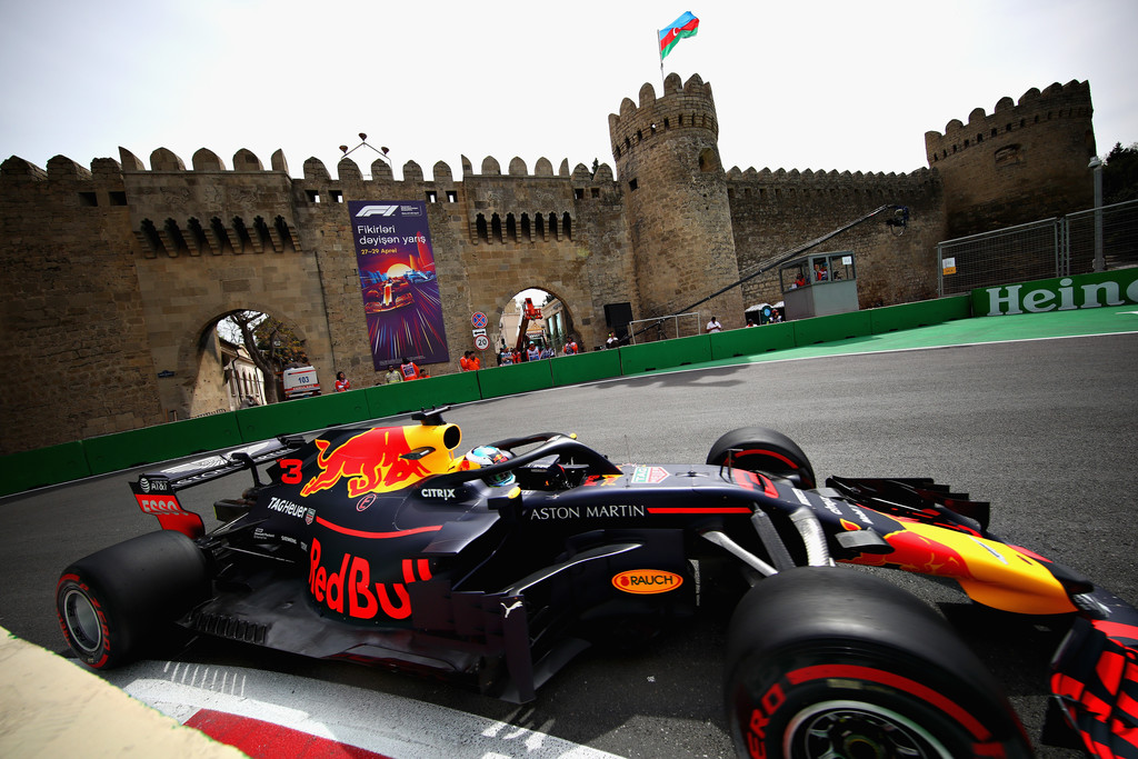 Entre los errores y dificultades de Ferrari y Mercedes, el día de entrenamientos en Baku ya pone a Red Bull como primera fuerza para la carrera