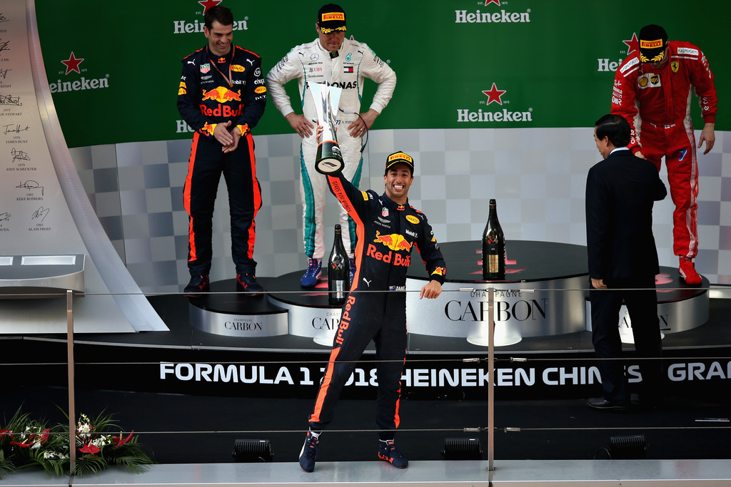 Ricciardo vibra con victoria inesperada en China y dedica la “verdadera recompensa” a los mecánicos de Red Bull