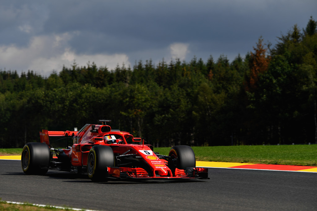 Vettel abre la mañana del viernes y lidera FP1