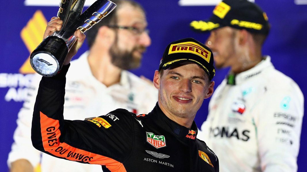 Verstappen P2 y piloto del día en Singapur