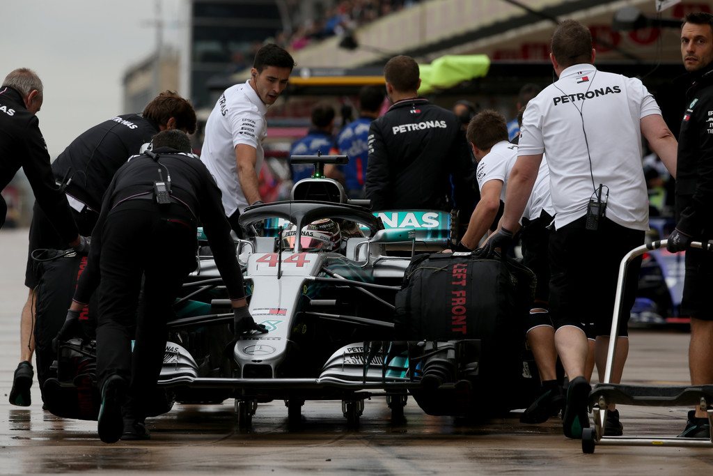 Hamilton domina una PL2 pasada por agua