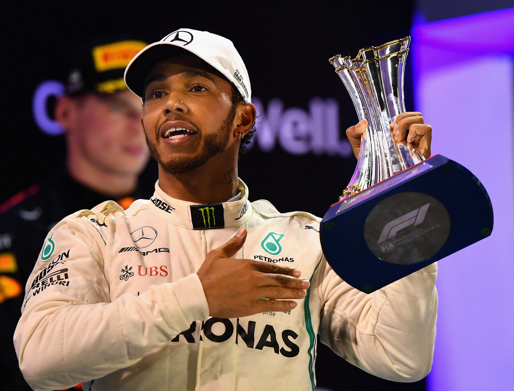 Lewis Hamilton cierra la temporada ganando en Yas Marina