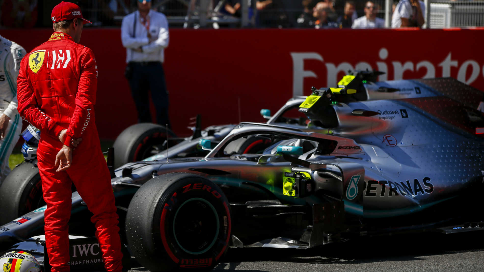 Vettel obserbando al Mercedes de Valtteri Bottas Vettel