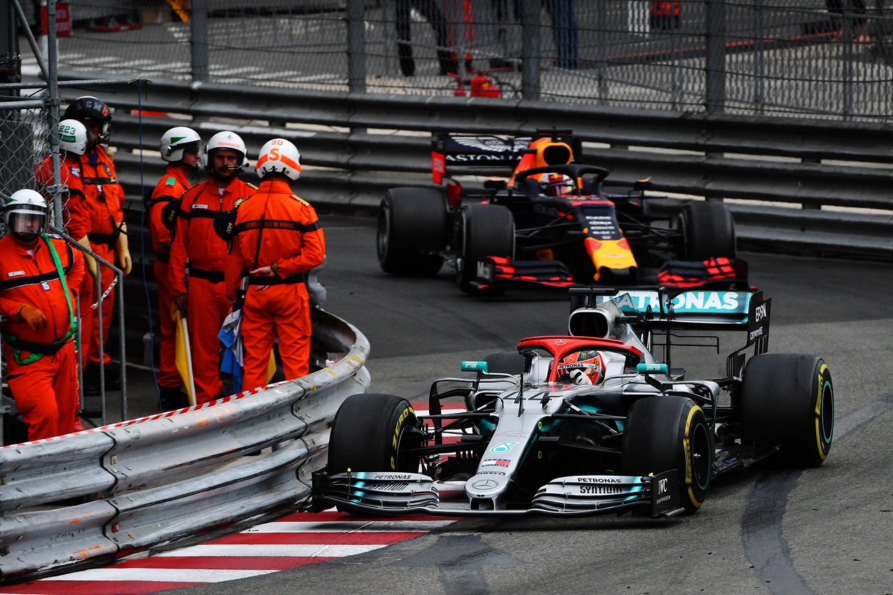 Hamilton perseguido por Verstappen
