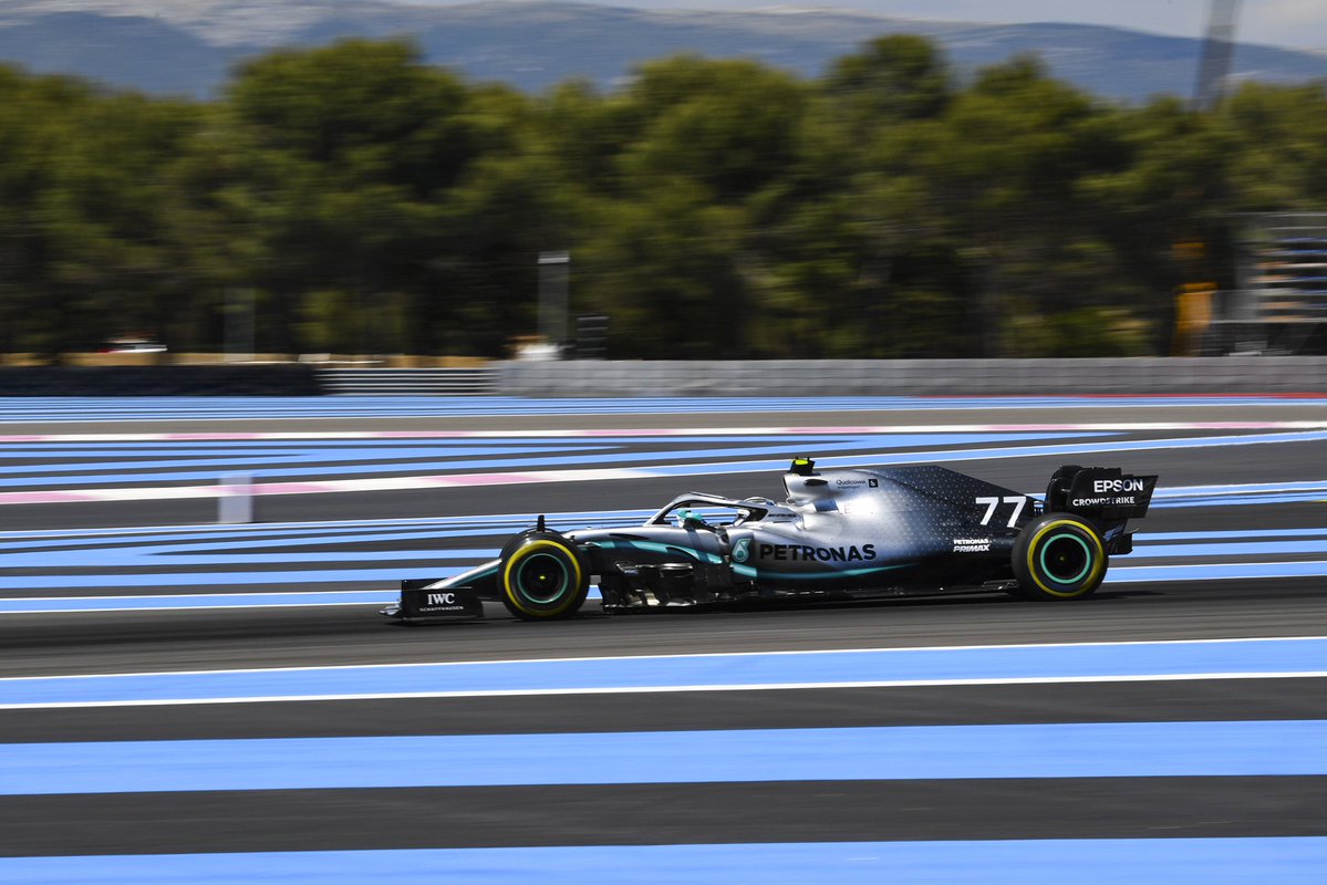 Bottas aprovechó el error de Hamilton y se quedó con la PL2 en Francia