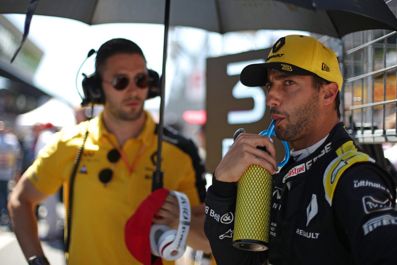 Ricciardo siente que le “debe algo” al equipo por la falta de resultados