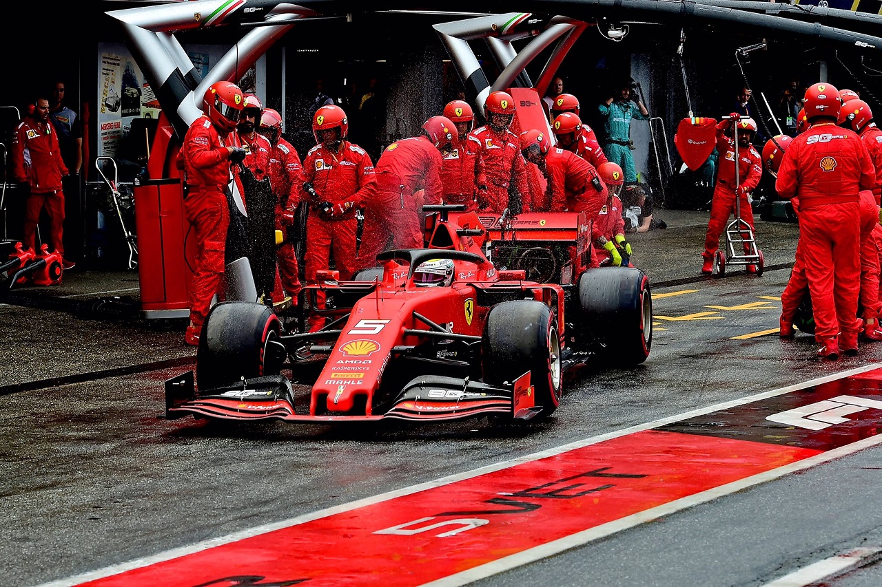 Vettel “iba mirando los paraguas en las gradas”