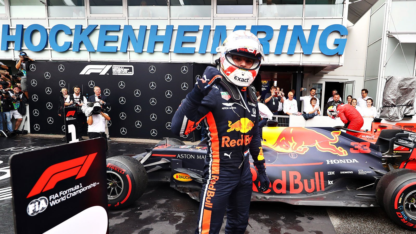 Verstappen sobrevive al caos y vence en Alemania