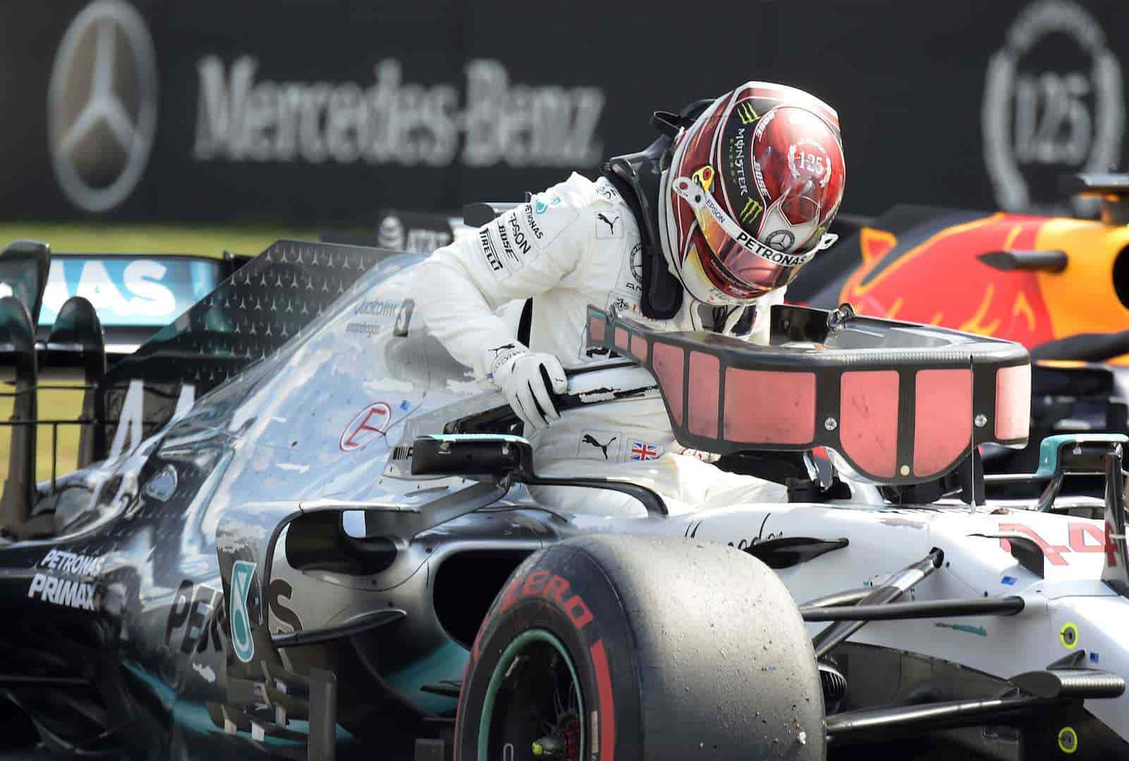 Lewis Hamilton aprovecha el error doble de Ferrari y se queda con la pole en Alemania.
