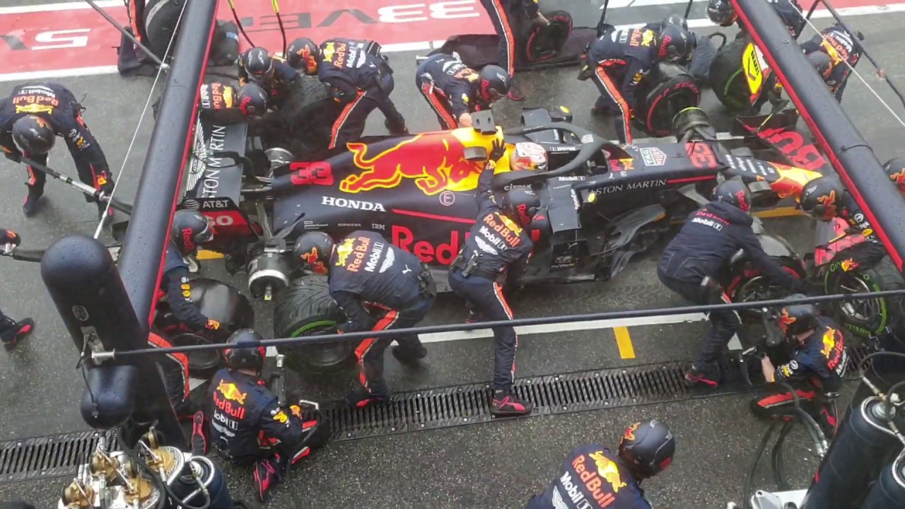 Red Bull vence en pista y rompe récord en boxes.