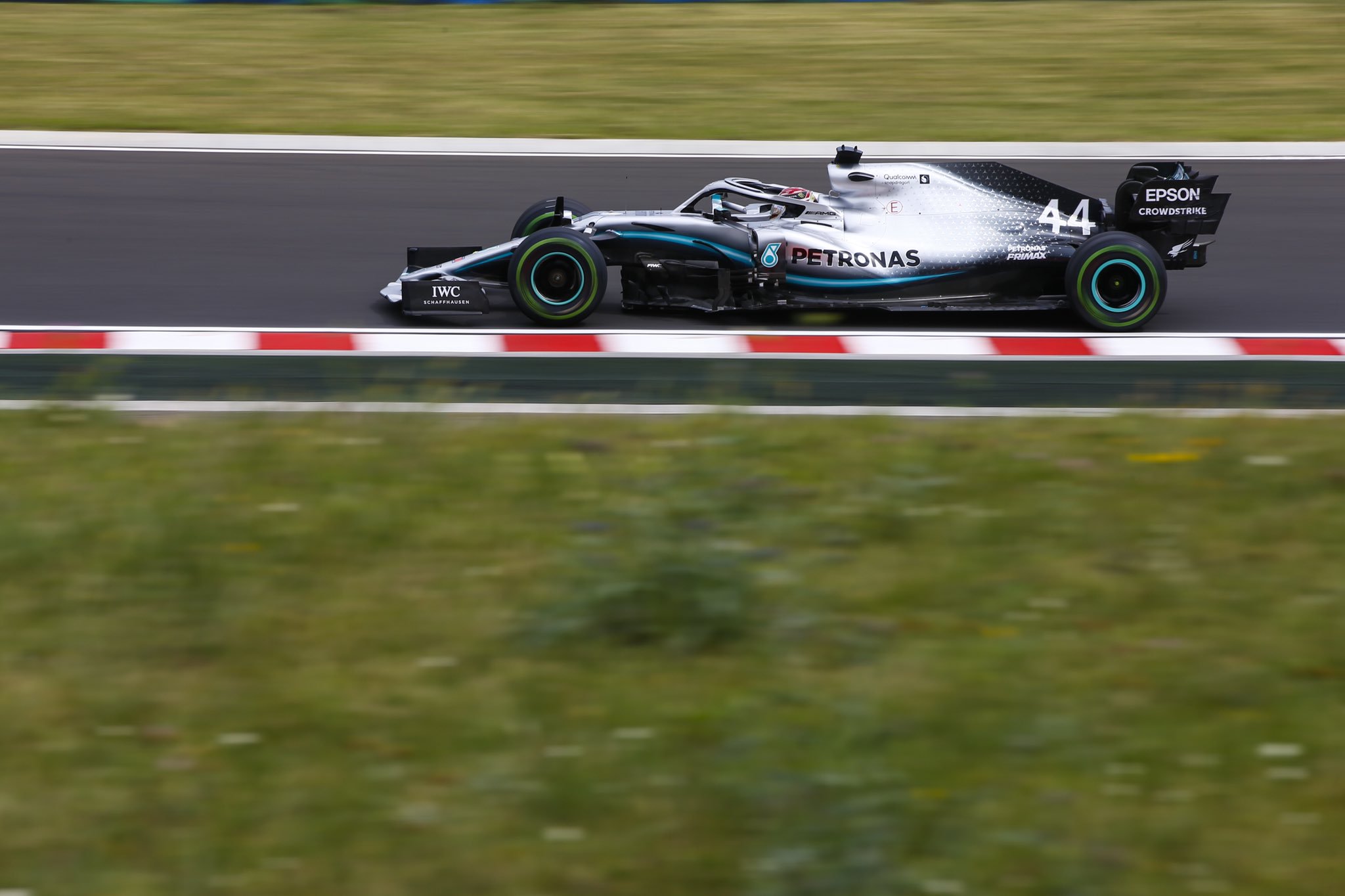Lewis Hamilton lidera la primera sesión en Hungría.