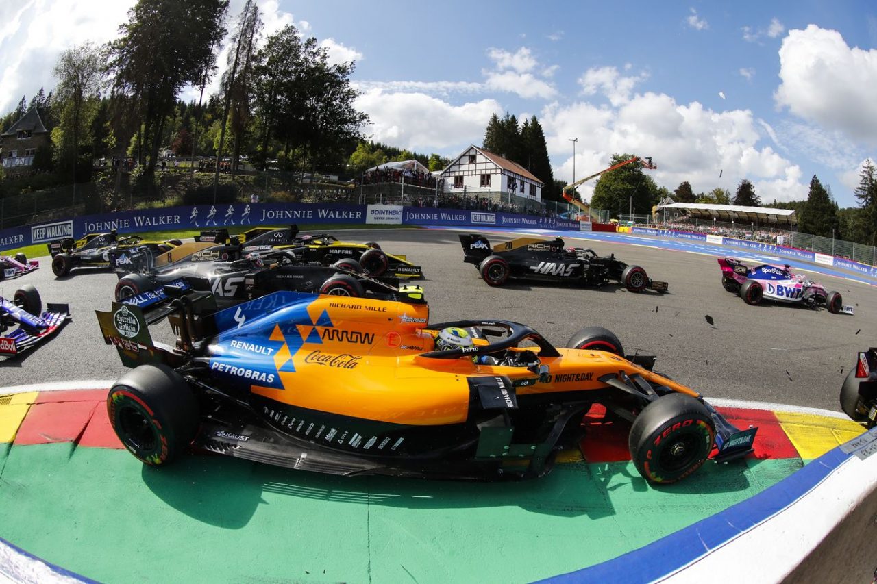 McLaren de la “gloria” al olvido en 2 vueltas.