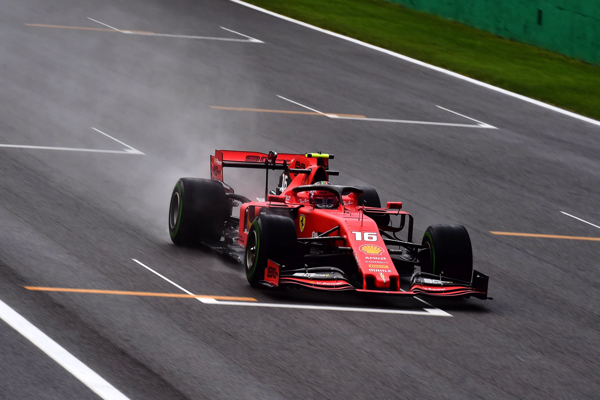 Leclerc también marca el mejor tiempo en la segunda práctica libre en Monza.