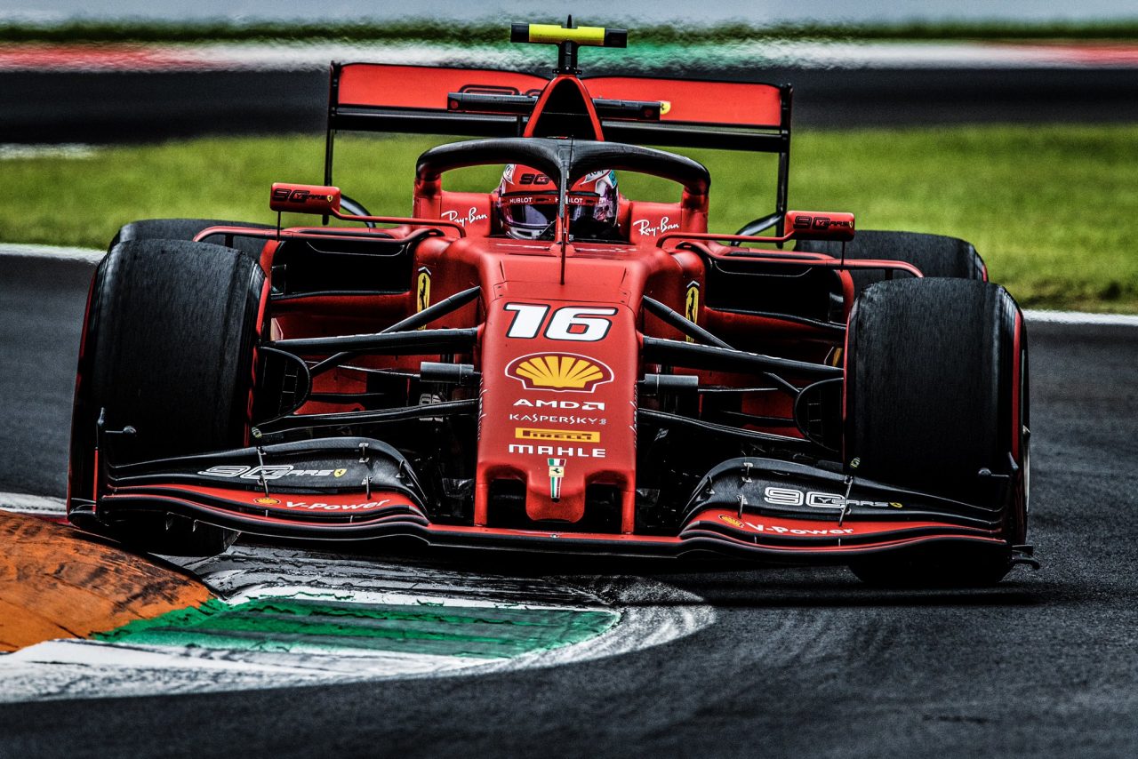 Leclerc logra la pole en una extraña clasificación