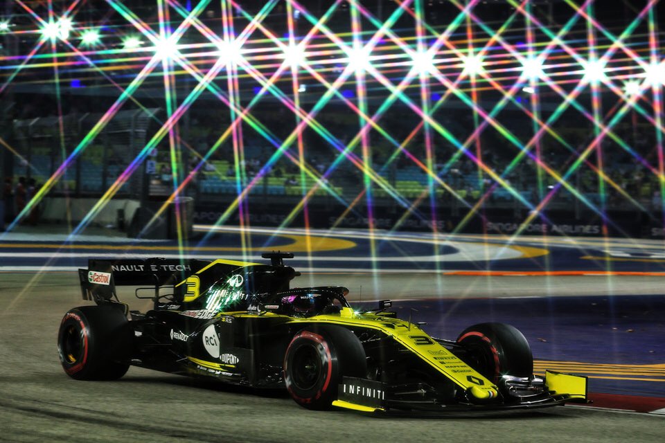 Renault en batalla constante con McLaren en los libres.