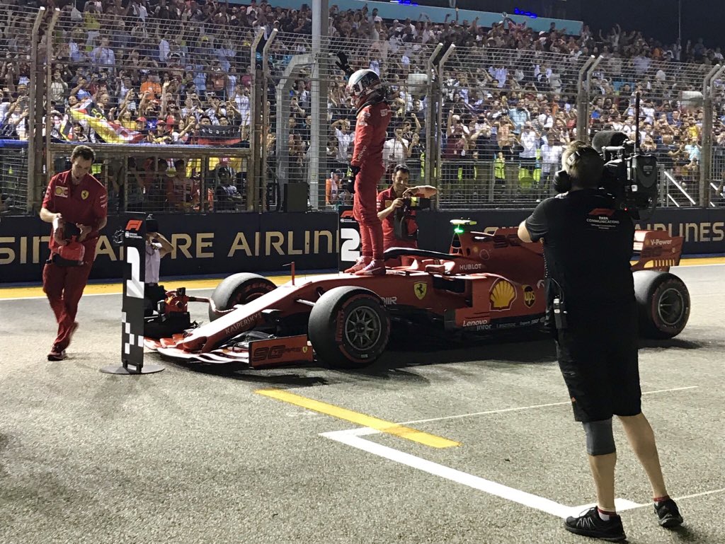 Espectacular pole de Leclerc en la noche de Singapur
