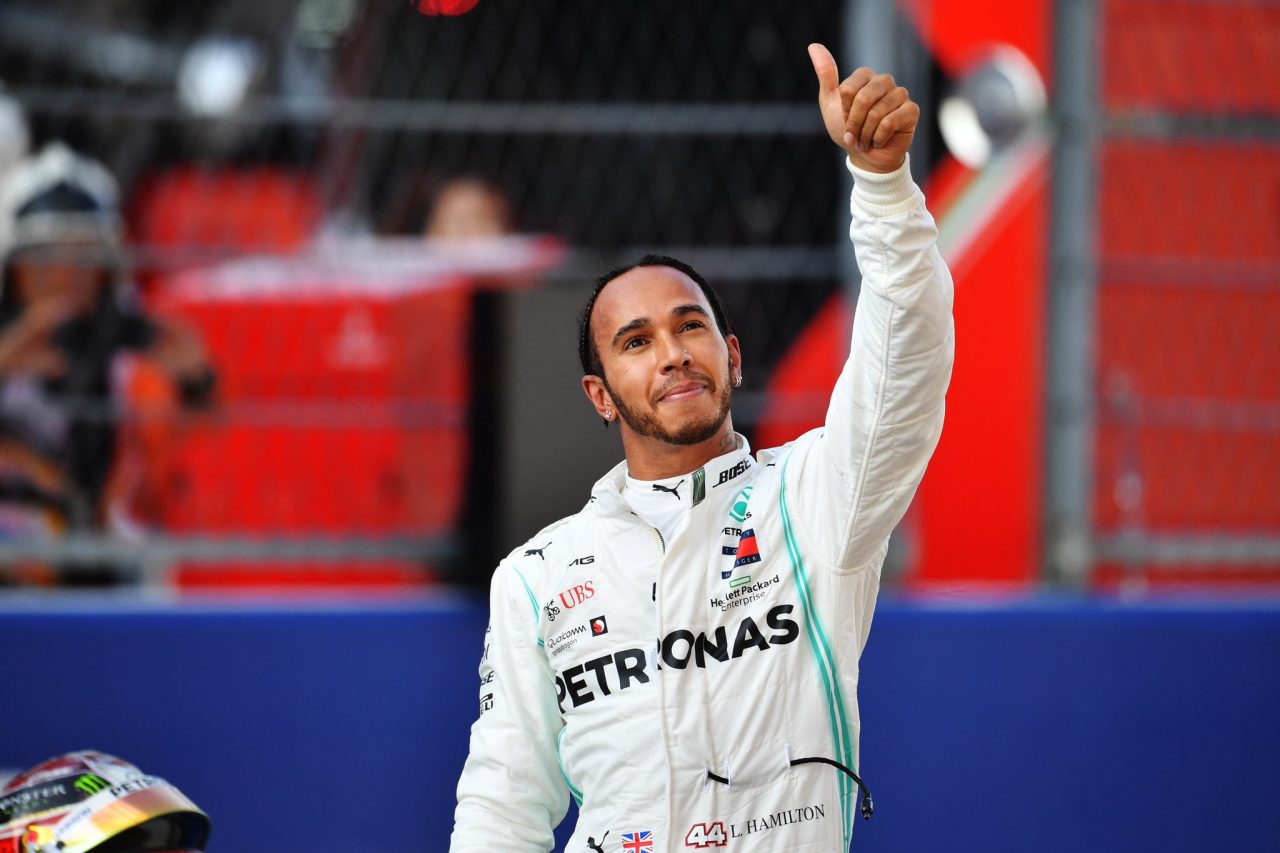 Hamilton celebra el segundo lugar en la parrilla