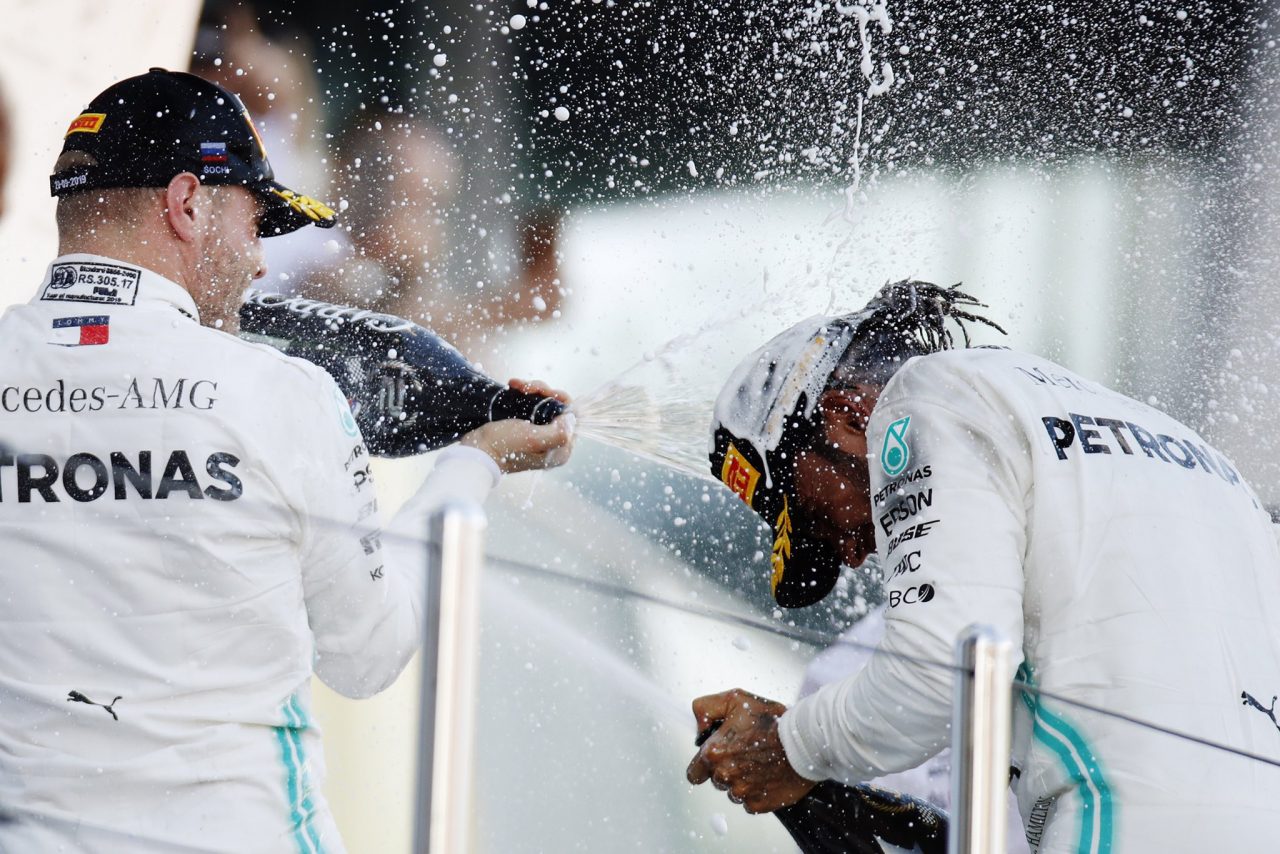 Hamilton gana en Rusia