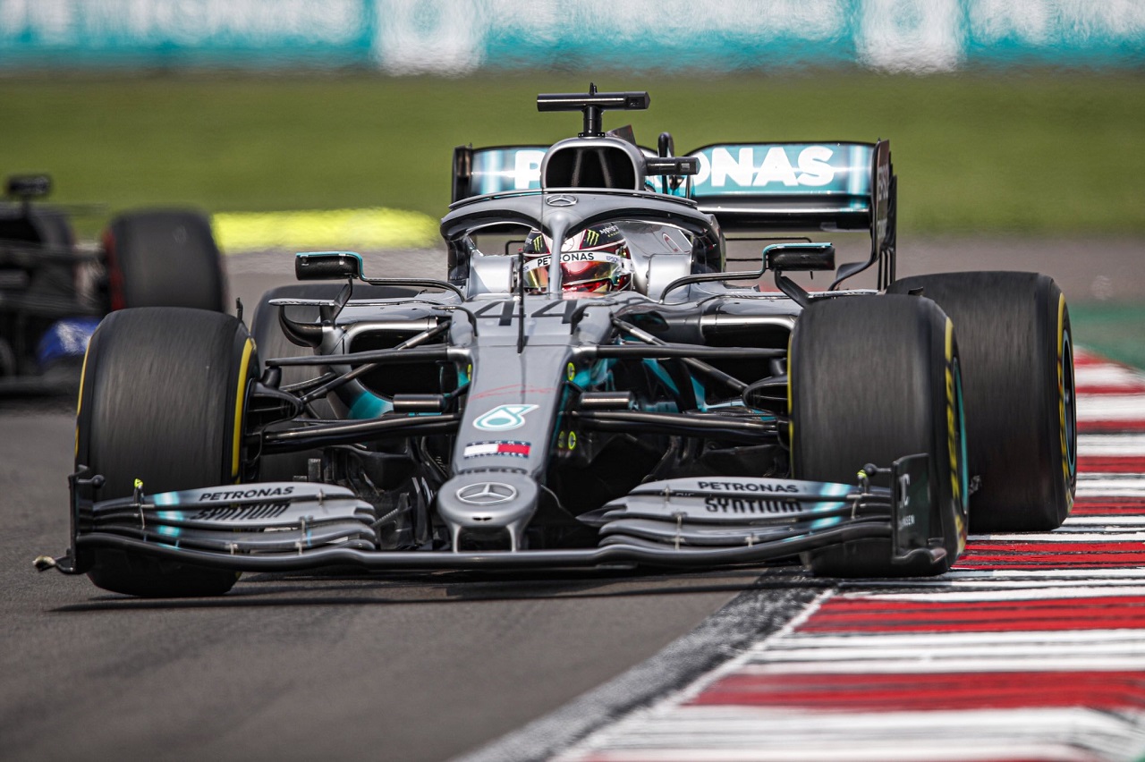 Hamilton con daños en su auto tras el toque con Verstappen