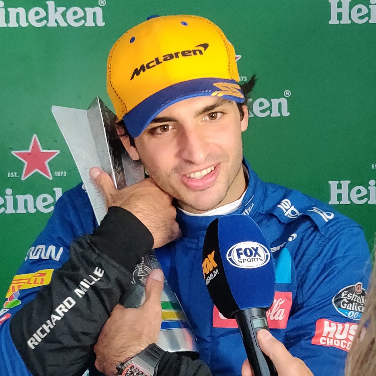 Sainz de último al podio en Brasil