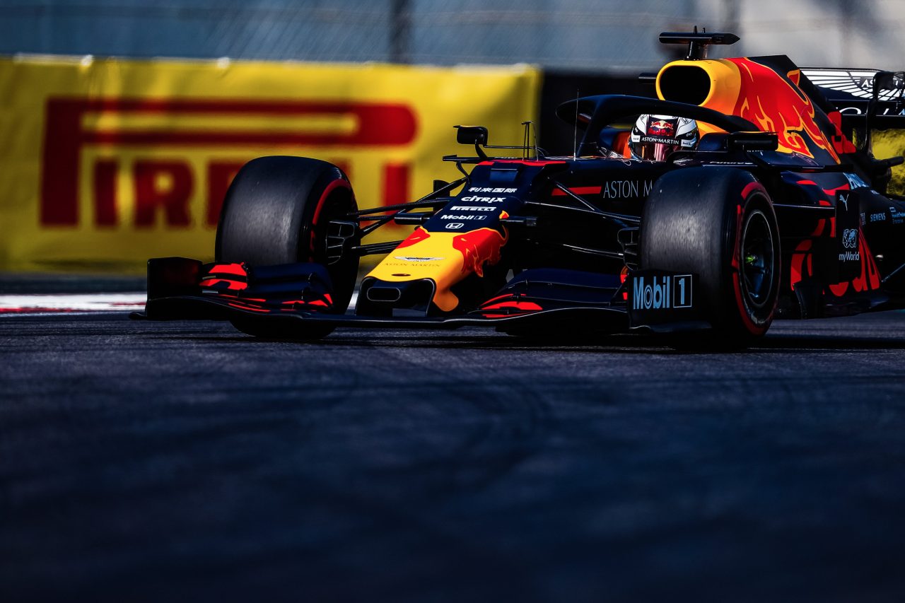 Verstappen lidera la última sesión libre de la temporada