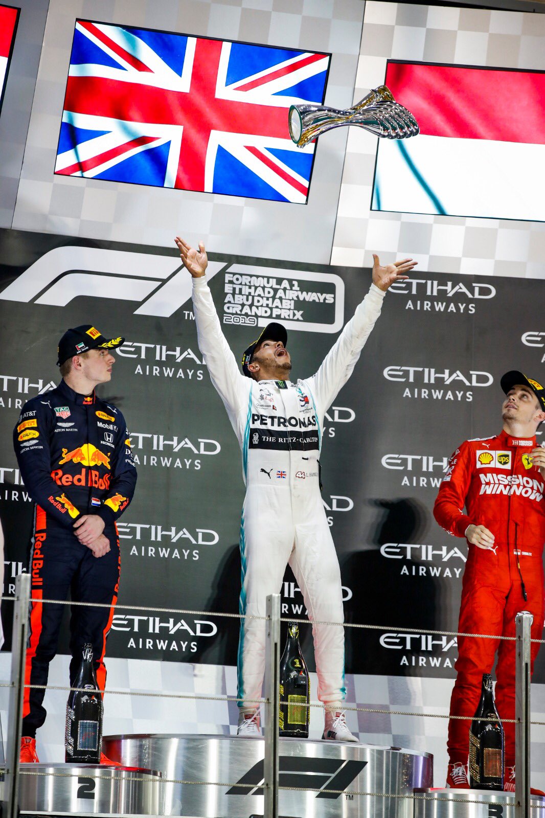 Hamilton cierra el año con victoria en Abu Dhabi
