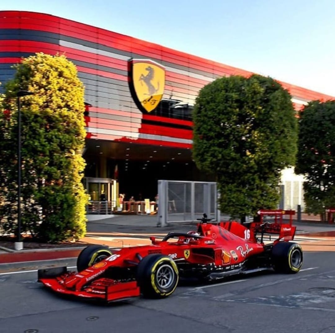 Leclerc por las calles de Maranello