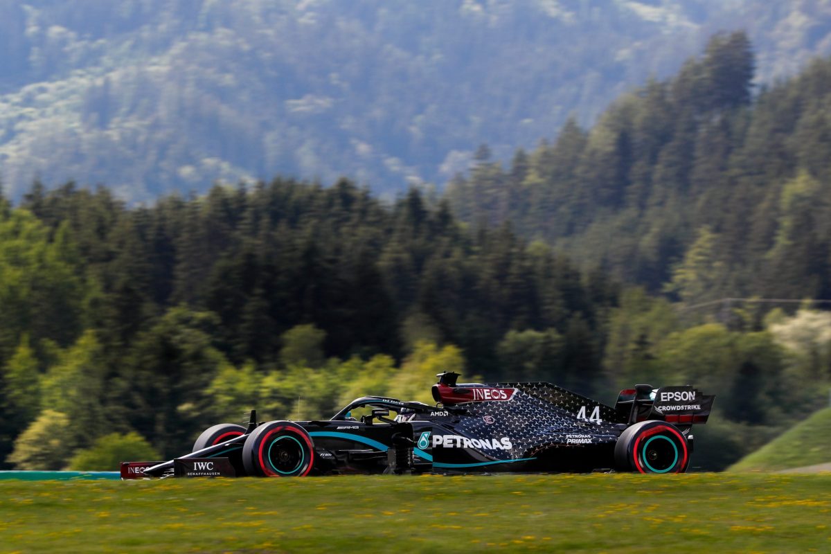 Mercedes con problemas en el coche de Lewis en PL2