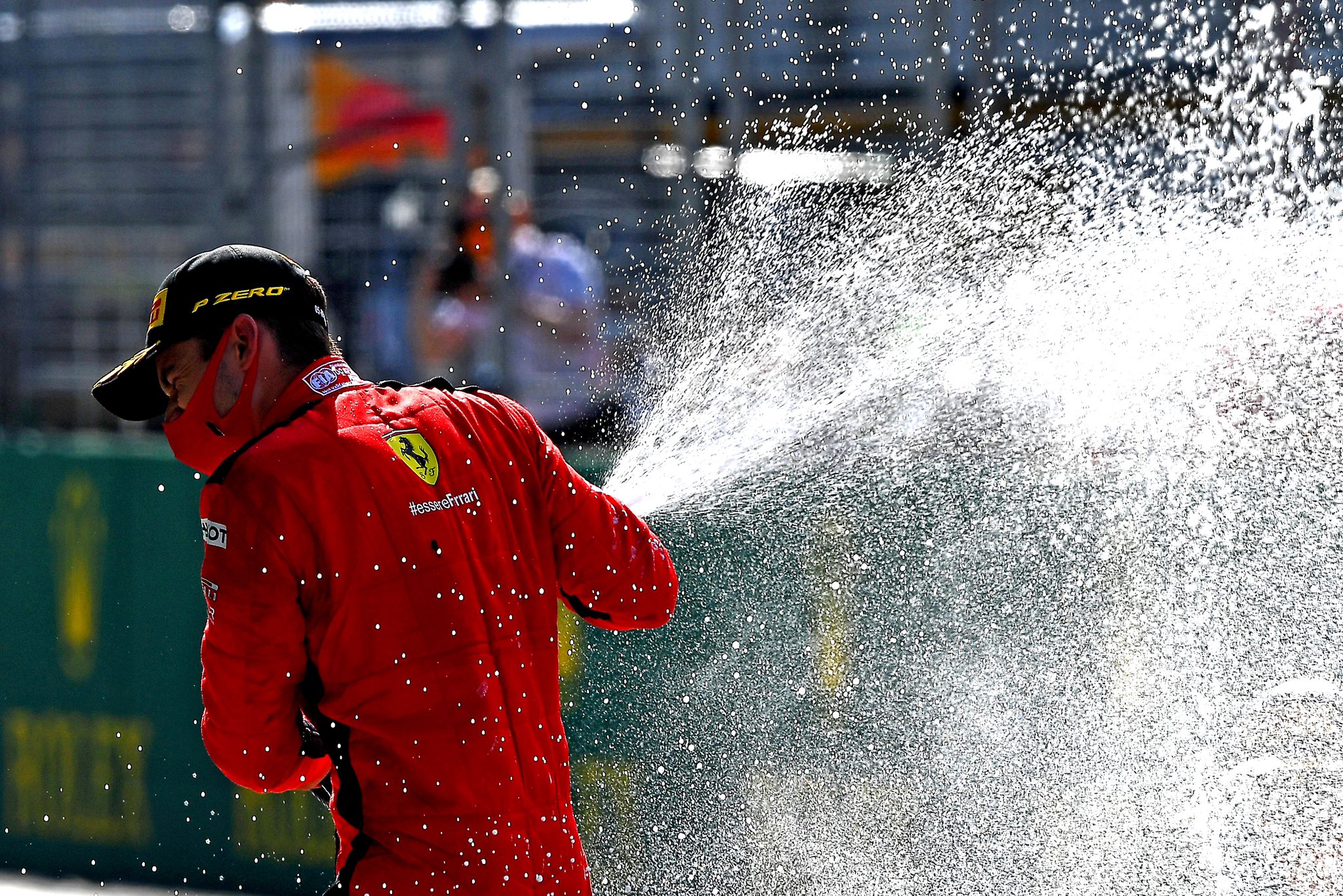 Charles Leclerc reaviva al final de la carrera a Ferrari con podio