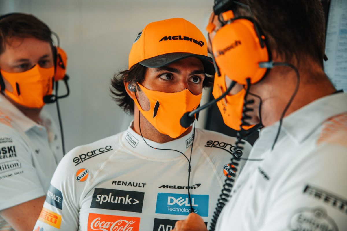 Sainz se disculpó con el equipo por chocar en PL1