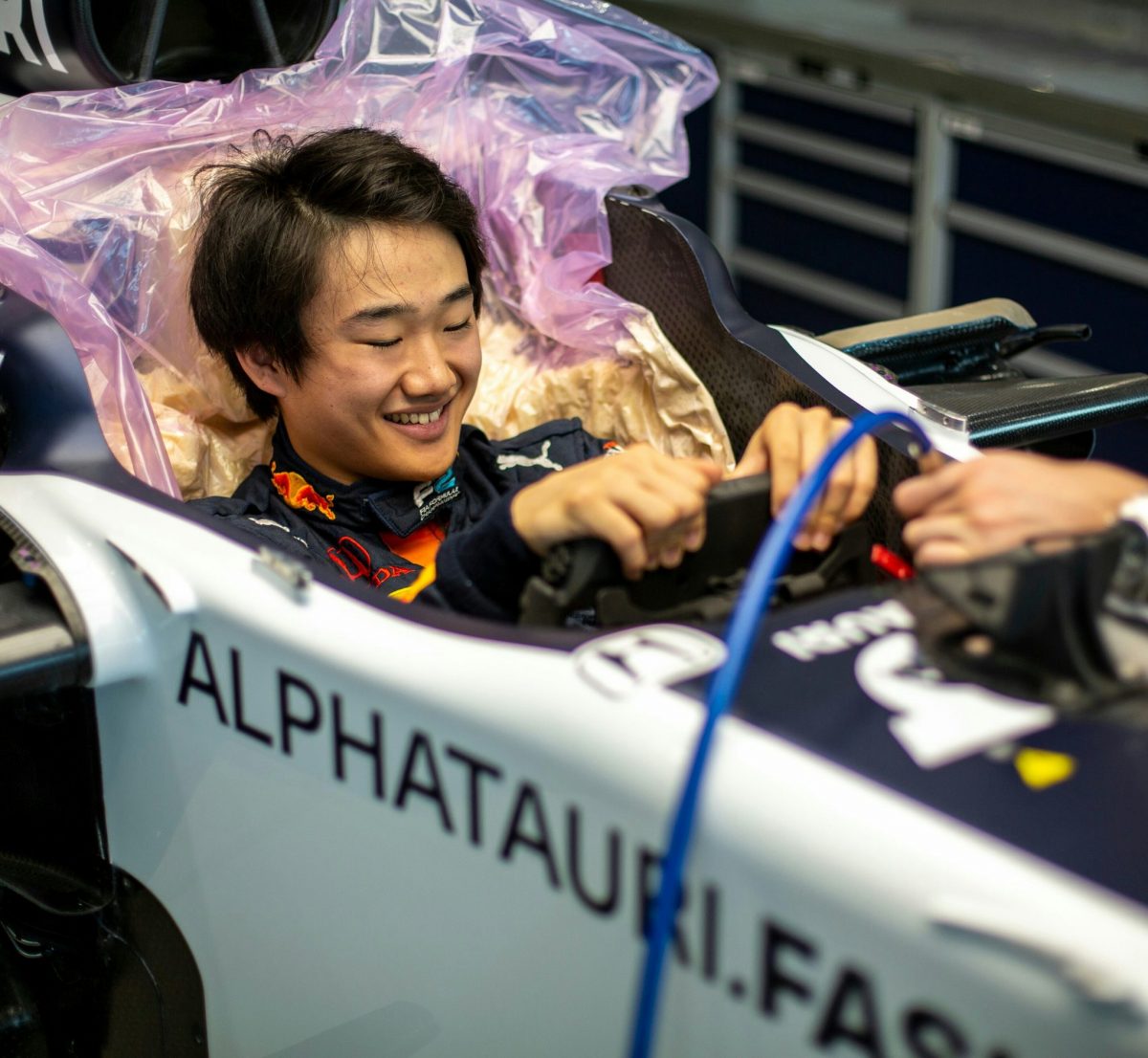 Yuki Tsunoda prepara su asiento en AlphaTauri para la prueba en Imola