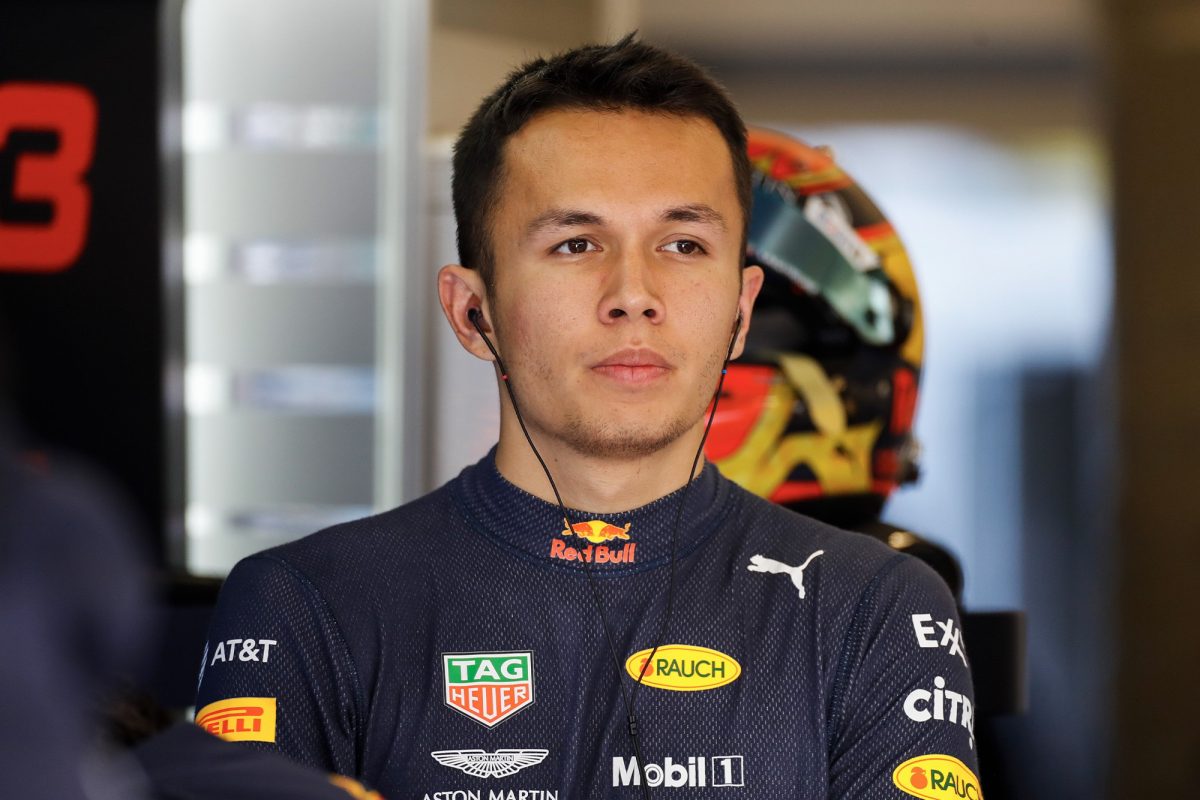 Alex Albon pasa a ser piloto reserva de Red Bull Fanat1cos