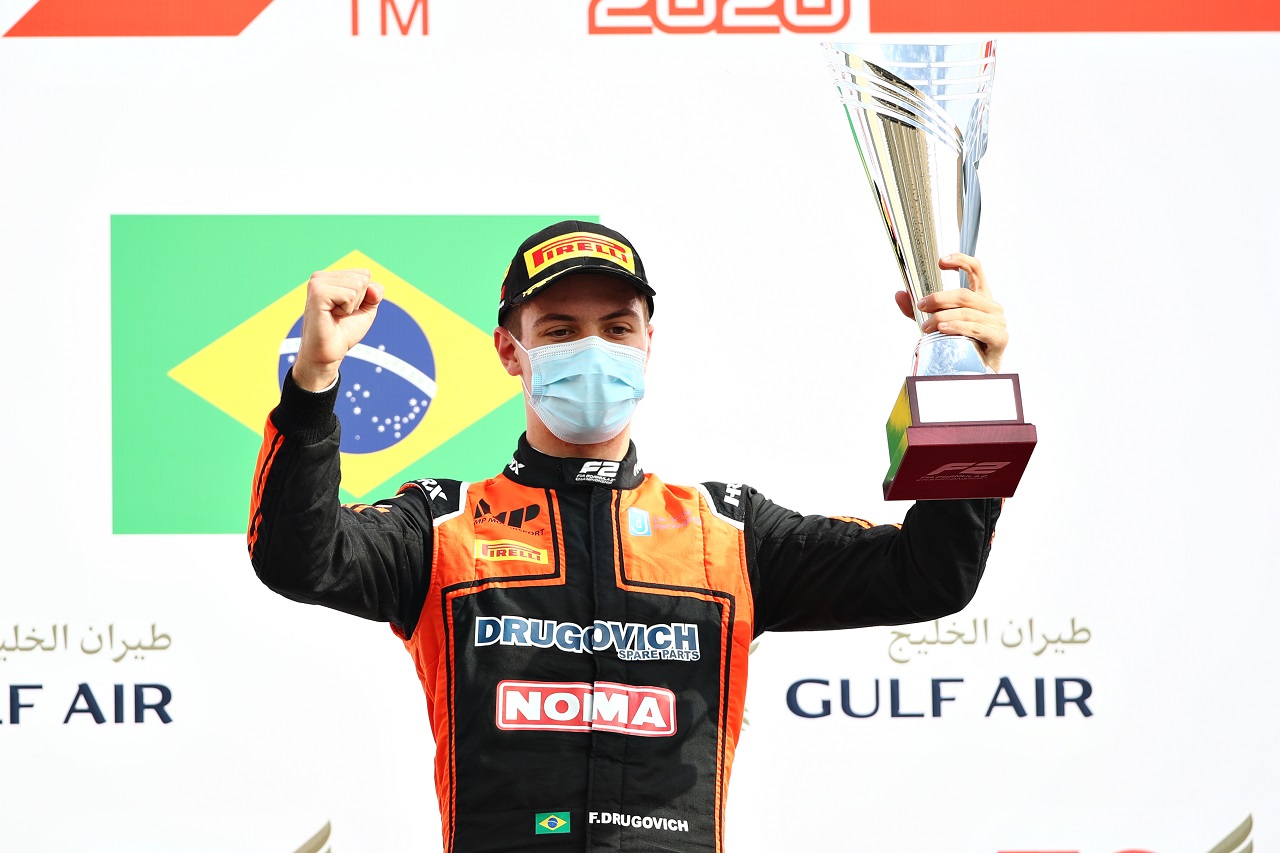 Felipe Drugovich gana en la Feature Race y el campeonato sigue en juego