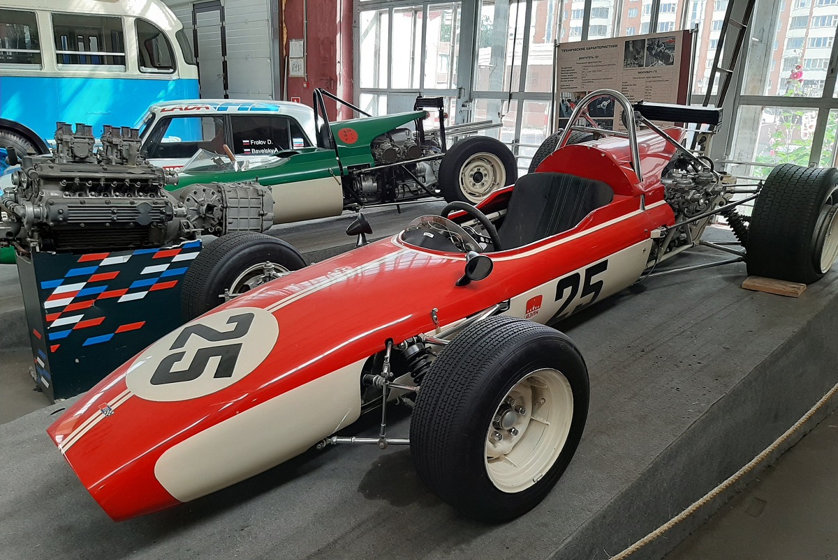 Un Moskvich G5 en el Museo del Transporte de Moscú. A su lado el Motor GD-1 de 1.5 litros.