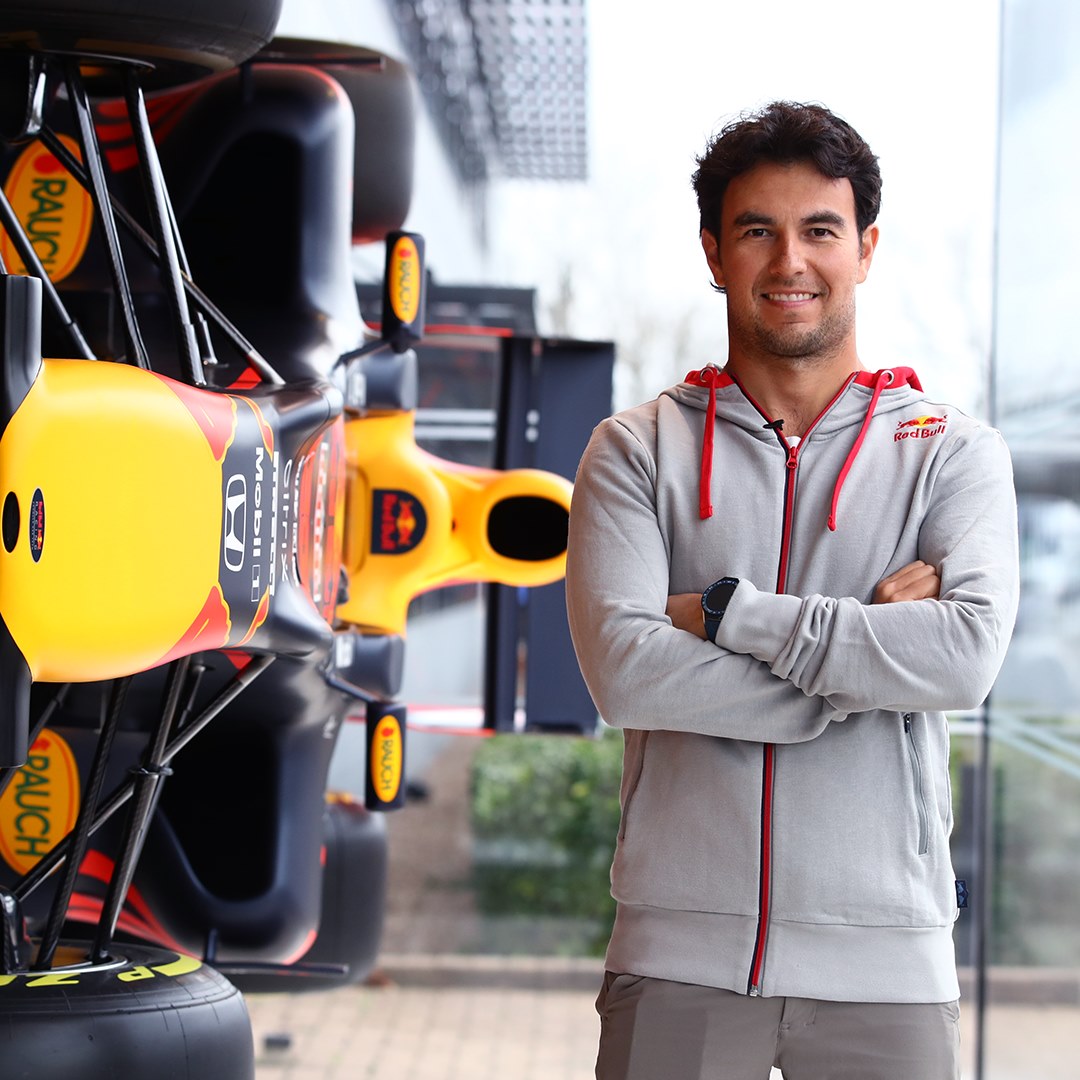 Red Bull le da la bienvenida a Sergio Pérez en Milton Keynes