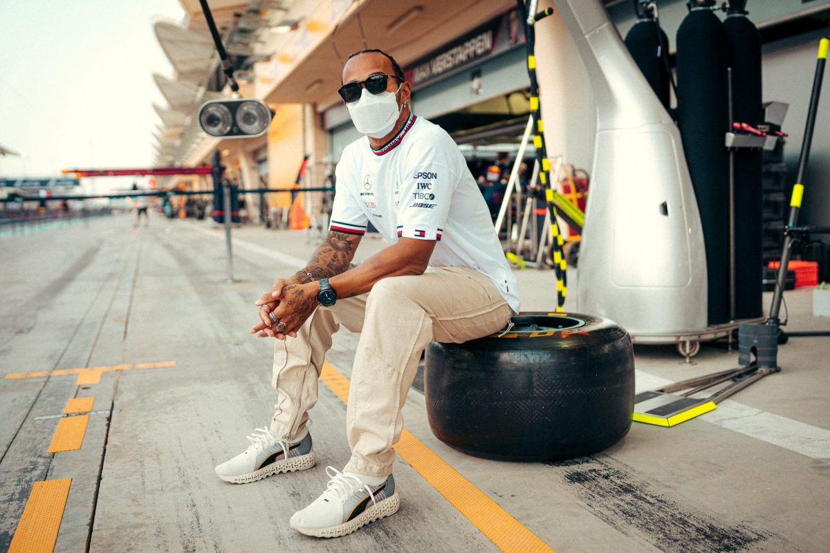 Lewis Hamilton continuará arrodillándose antes de cada GP