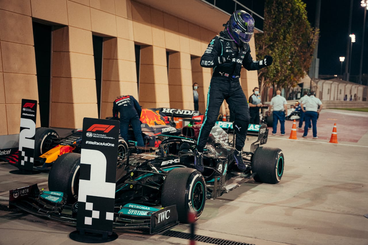 Lewis Hamilton gana el primer gran premio de la temporada en Bahrein