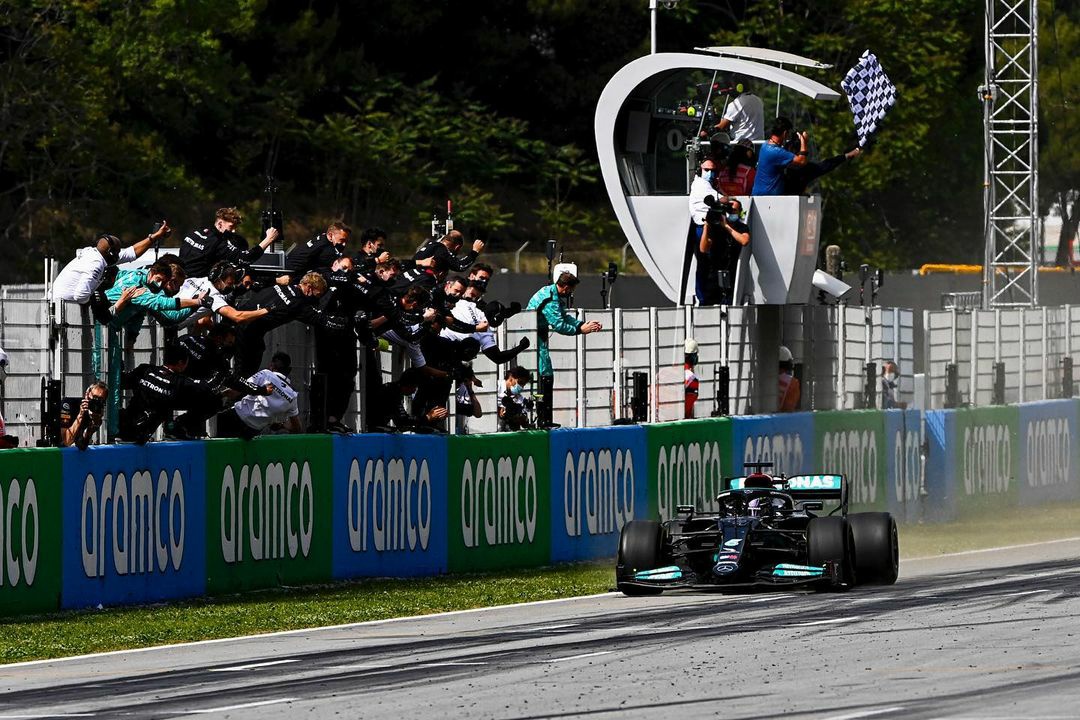Con un juego estratégico perfecto, Lewis Hamilton le da a Mercedes la victoria en Barcelona