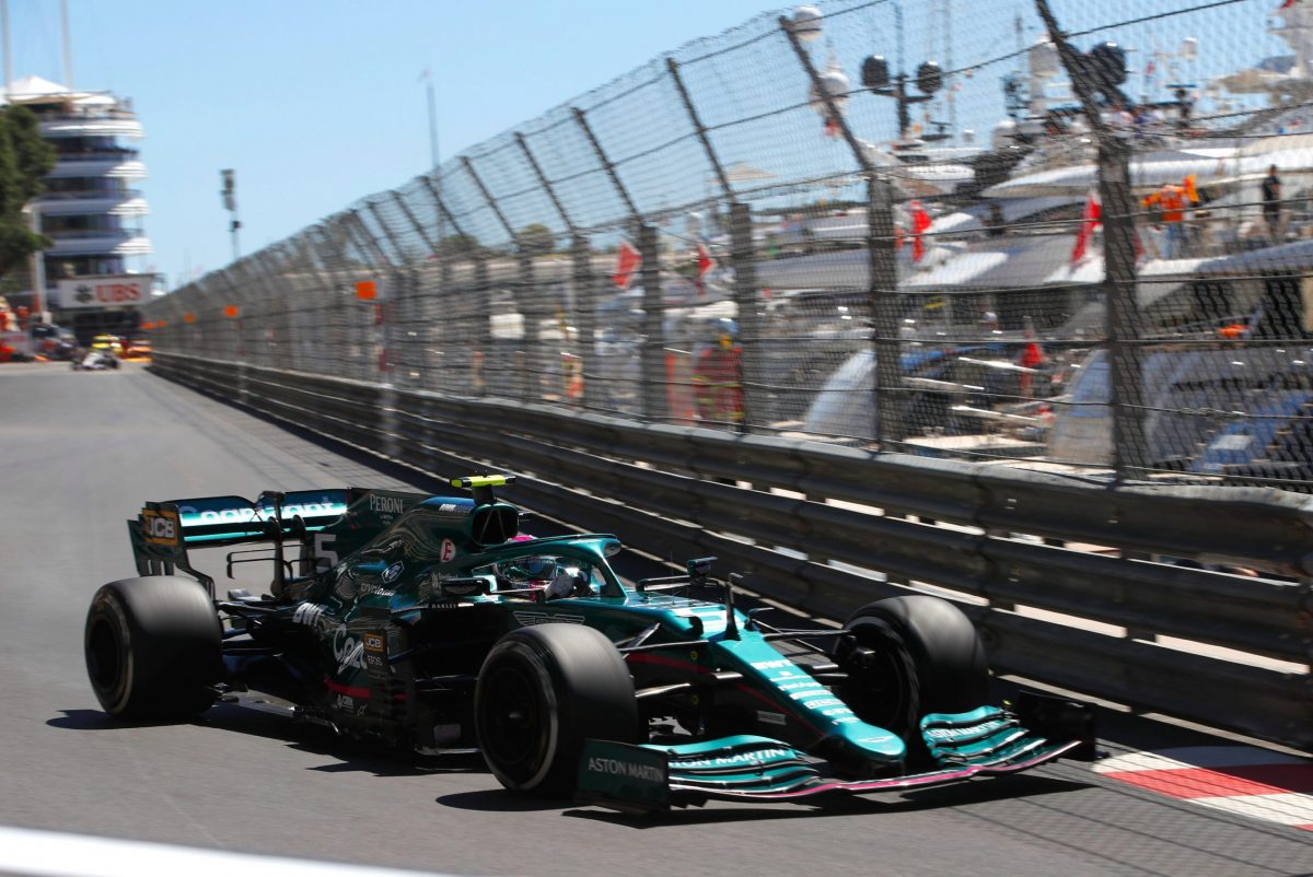 Inusual sesión para Vettel con un problema en un ojo