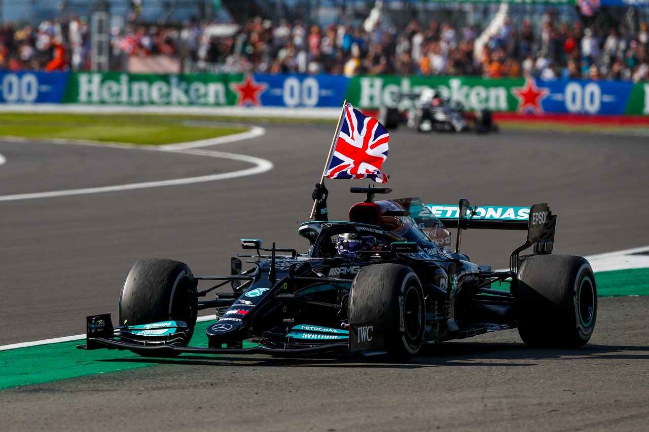Lewis Hamilton se lleva una victoria polémica en su casa