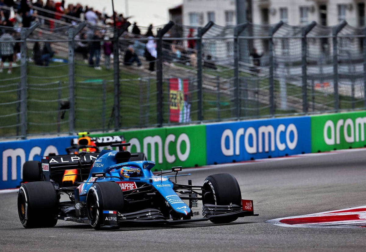 Alonso deja atrás a Pérez, fue tercero por unas vueltas.