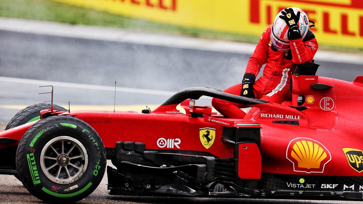 Leclerc, desconsolado, tras el embiste de Stroll en Hungría que terminó dañando el motor de su Ferrari.