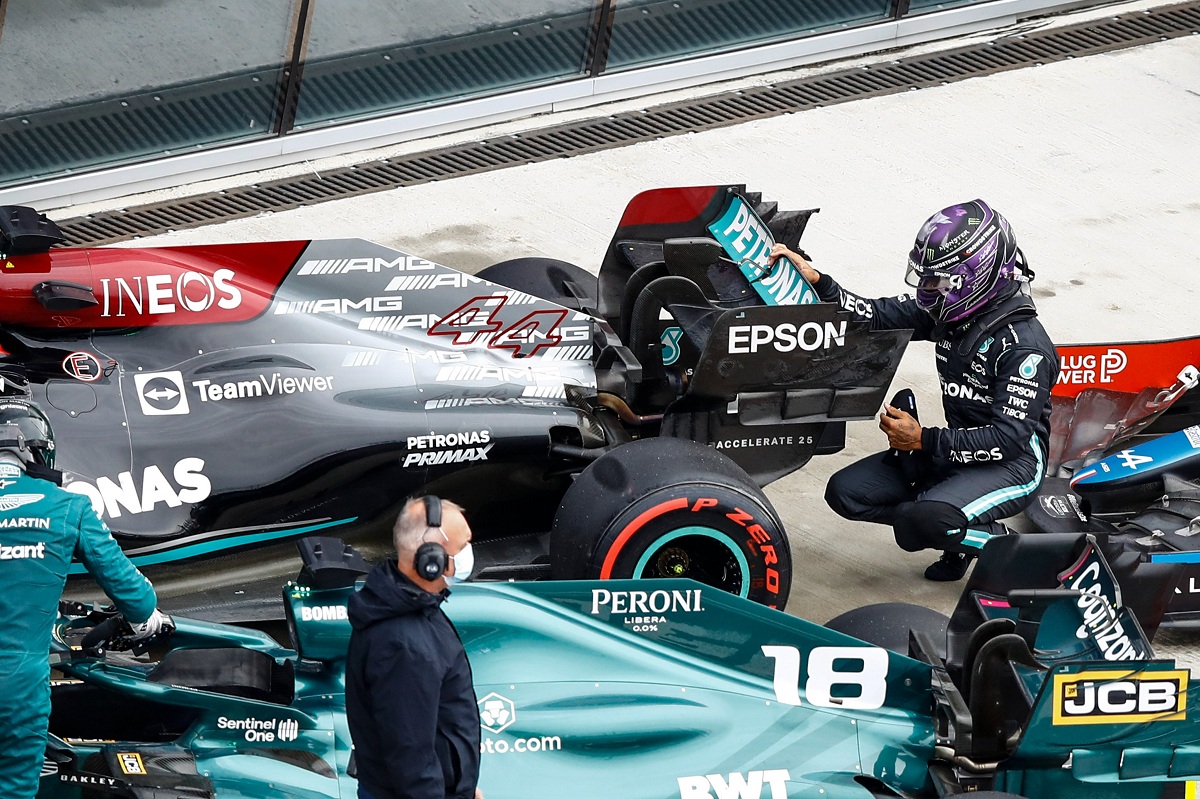 Hamilton en el Parque Cerrado observando si el Mercedes sufrió daños